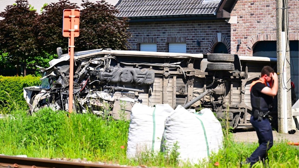 Cuatro muertos, dos de ellos menores, al colisionar un tren con un bus escolar en Bélgica