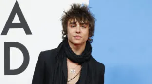 Quién es Mitch Robles, el actor nominado al Goya y detenido por una agresión: fue novio de Dora Postigo y tiene un grupo de música