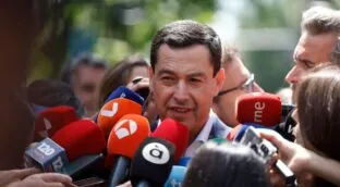 Juanma Moreno apuesta por gobernar en solitario en Andalucía pese a perder la absoluta
