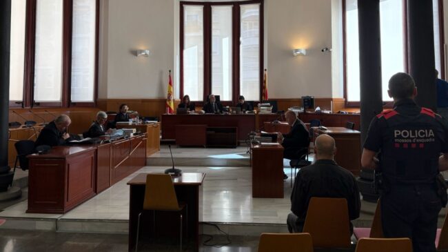 Piden 27 años de cárcel para un mosso por engañar a una mujer con discapacidad para violarla