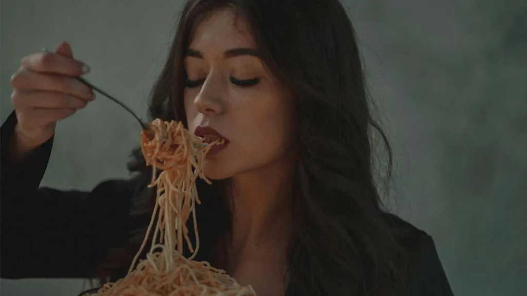 mujer-comer-pasta