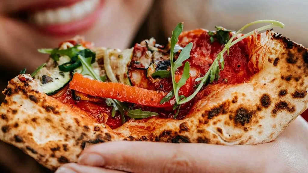 mujer-comer-pizza