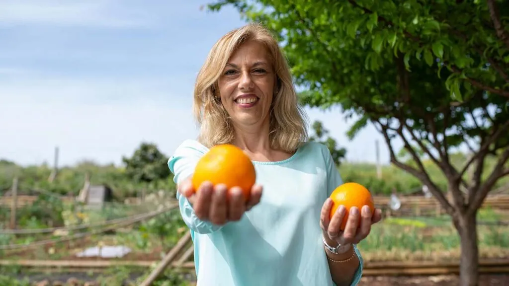 mujer-menopausia-fruta-desayuno