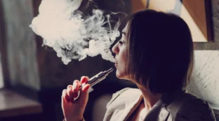 Vapear ayuda a dejar el tabaco y no incita a fumar, según un estudio