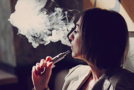 Vapear ayuda a dejar el tabaco y no incita a fumar, según un estudio