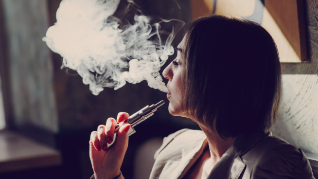 Vapear ayuda a dejar el tabaco y no incita a fumar, según un estudio