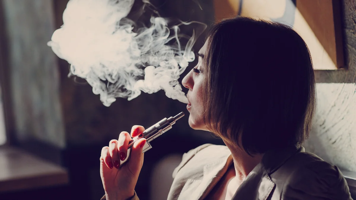 Vapear ayuda a dejar el tabaco y no incita a fumar, según un estudio