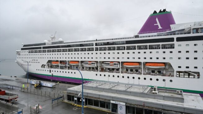 Sanidad autoriza el desembarque en La Coruña del crucero con 21 aislados por norovirus