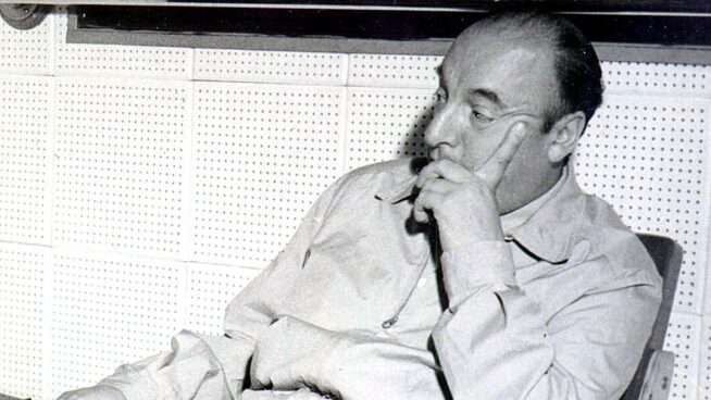 El verso de Pablo Neruda, poeta, que ya adelantó que la felicidad es un acto de voluntad: «La tristeza no puede entrar por estas puertas»