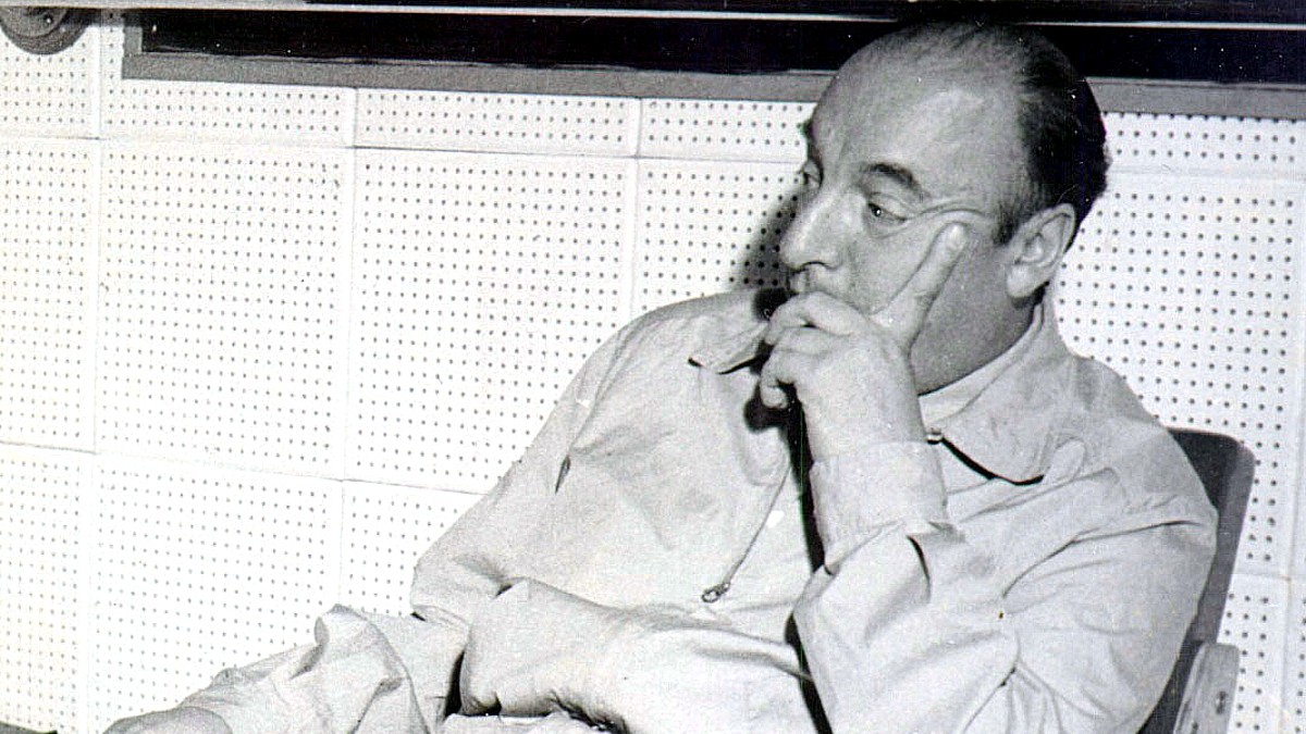 El verso de Pablo Neruda, poeta, que ya adelantó que la felicidad es un acto de voluntad: «La tristeza no puede entrar por estas puertas»