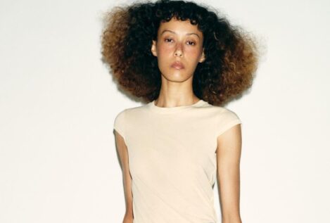 Los hemos encontrado: Zara y Primark tienen los cinco pantalones blancos ideales para combinar con camisas en tonos oscuros y llevar a la oficina