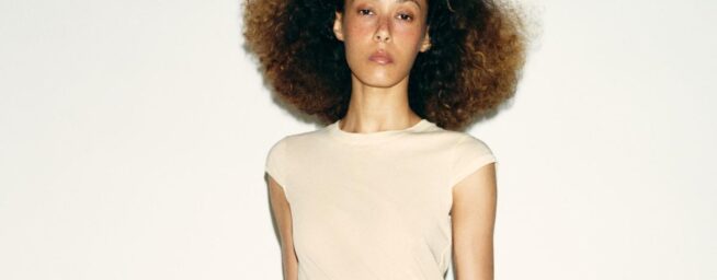 Los hemos encontrado: Zara y Primark tienen los cinco pantalones blancos ideales para combinar con camisas en tonos oscuros y llevar a la oficina