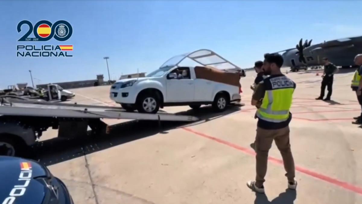 El papamóvil ya está en España: un avión del Ejército lo trae desde Roma