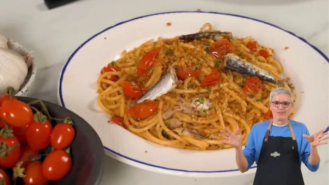 El Comidista: «Las sardinas de lata están bien, pero mejoran en esta pasta con 200 g de tomate y 100 g de pan del día anterior»