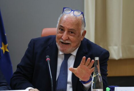 La DGT avisa: «Que nadie salga este verano sin llevar la V16 en la guantera, ¿de acuerdo?»