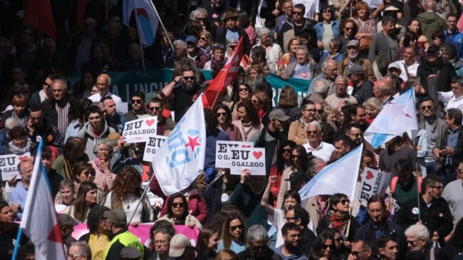 Miles de personas salen a la calle en Santiago de Compostela en defensa del gallego