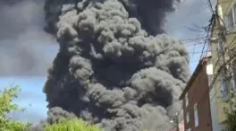 Ucrania bombardea una refinería de petróleo rusa y Moscú responde en Cherníguiv y Sumi