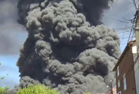Ucrania bombardea una refinería de petróleo rusa y Moscú responde en Cherníguiv y Sumi