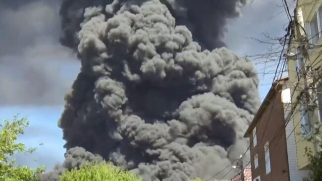 Ucrania bombardea una refinería de petróleo rusa y Moscú responde en Cherníguiv y Sumi