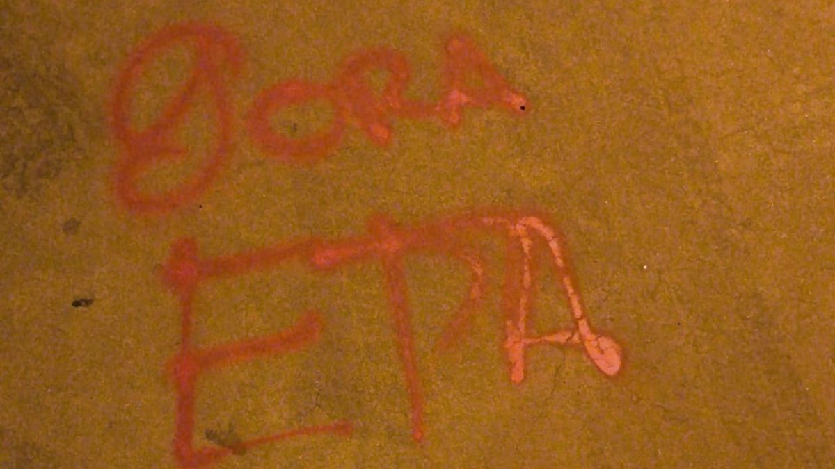 Albiol denuncia que las juventudes de ERC hacen pintadas a favor de ETA en Badalona