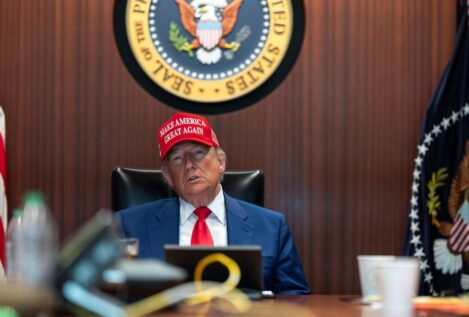 Trump dice que EEUU está vigilando con sus satélites la situación del uranio enriquecido iraní