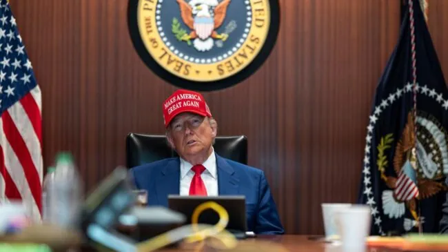 Trump dice que EEUU está vigilando con sus satélites la situación del uranio enriquecido iraní