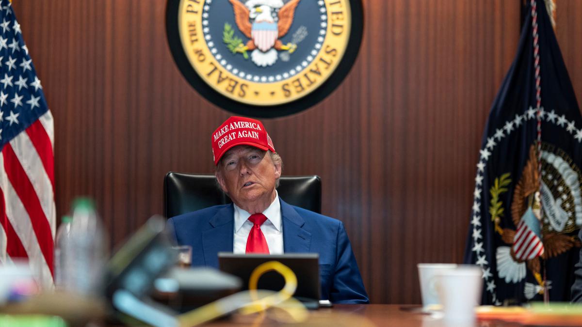 Trump dice que EEUU está vigilando con sus satélites la situación del uranio enriquecido iraní