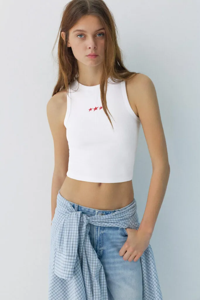 Camiseta blanca con estrellas de Pull&Bear. (PVP: 9.99€)
