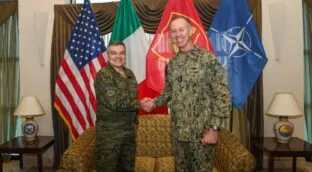 Robles presiona a los aliados para que la misión de la OTAN en Irak regrese al país árabe