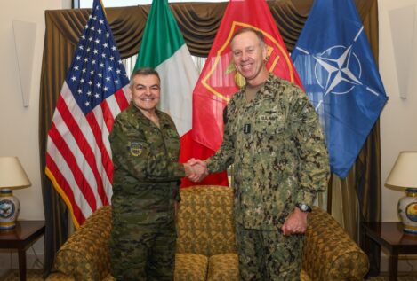 Robles presiona a los aliados para que la misión de la OTAN en Irak regrese al país árabe