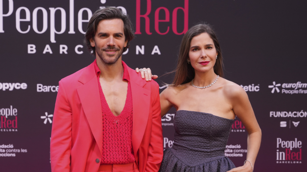 El refugio de Marc Clotet y Natalia Sánchez en Gerona: casas blancas, paisaje de ensueño y «el pueblo maravilloso donde vivió Dalí»