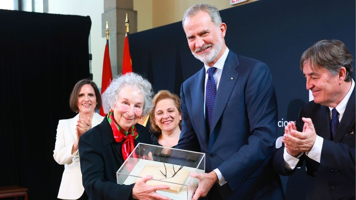 Felipe VI destaca que Margaret Atwood refleja «el alma de todo un país» en sus obras