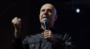 La lección de Robin Sharma (61), escritor, sobre errores cometidos: «El pasado no es una cárcel donde quedarse a vivir, sino una escuela donde aprender; la felicidad depende de ti»