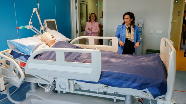 Defensa tranquiliza al personal del hospital: el hantavirus es «menos transmisible» que la covid