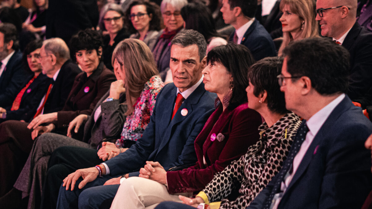 La paradoja de la igualdad de Sánchez: baja el bienestar de las mujeres, sube el de los trans