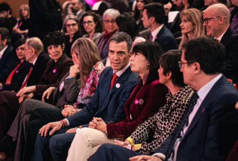 La paradoja de la igualdad de Sánchez: baja el bienestar de las mujeres, sube el de los trans