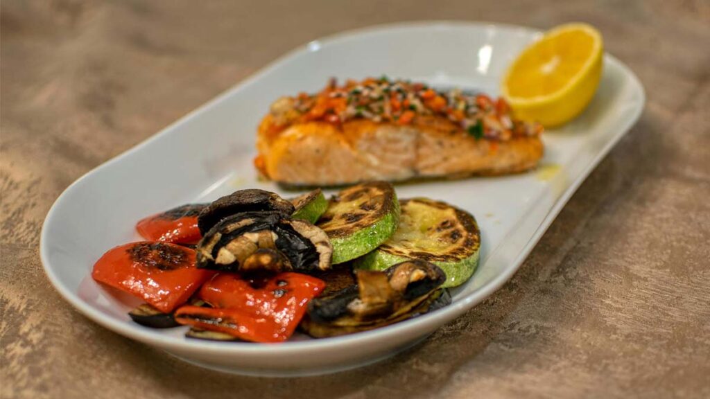 salmon-vegetales-proteina-fibra-saciedad