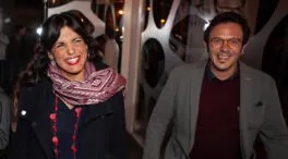 El colorido salón de Teresa Rodríguez y Kichi en el barrio de La Viña: muchos libros y detalles del Carnaval de Cádiz