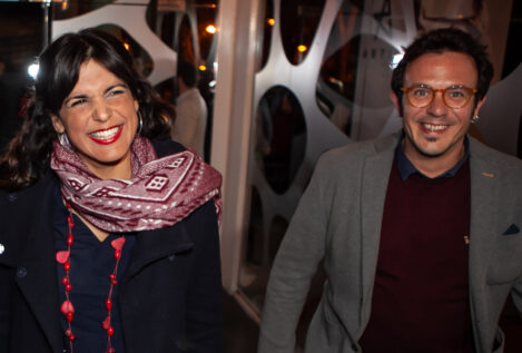 El colorido salón de Teresa Rodríguez y Kichi en el barrio de La Viña: muchos libros y detalles del Carnaval de Cádiz