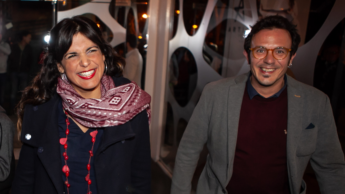 El colorido salón de Teresa Rodríguez y Kichi en el barrio de La Viña: muchos libros y detalles del Carnaval de Cádiz