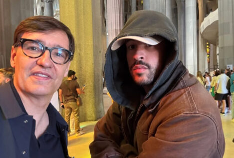 Los detalles de la foto de Salvador Illa y Bad Bunny en la Sagrada Familia: ropa oscura, gafas de sol y una gorra
