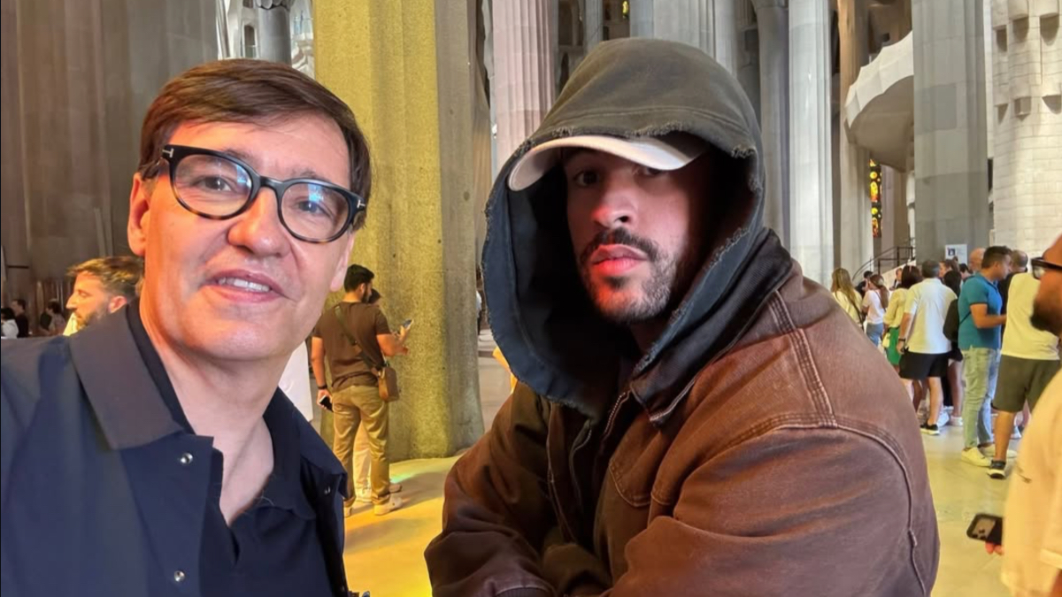 Los detalles de la foto de Salvador Illa y Bad Bunny en la Sagrada Familia: ropa oscura, gafas de sol y una gorra