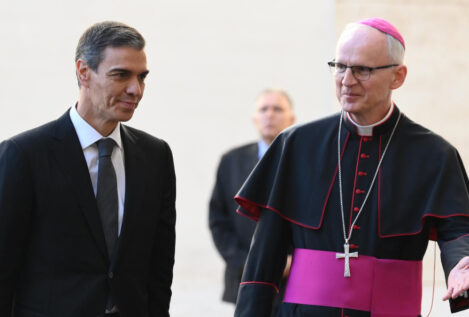 Sánchez aparece más demacrado que nunca en el Vaticano para dar explicaciones sobre el registro de Ferraz: con arrugas y rostro cansado