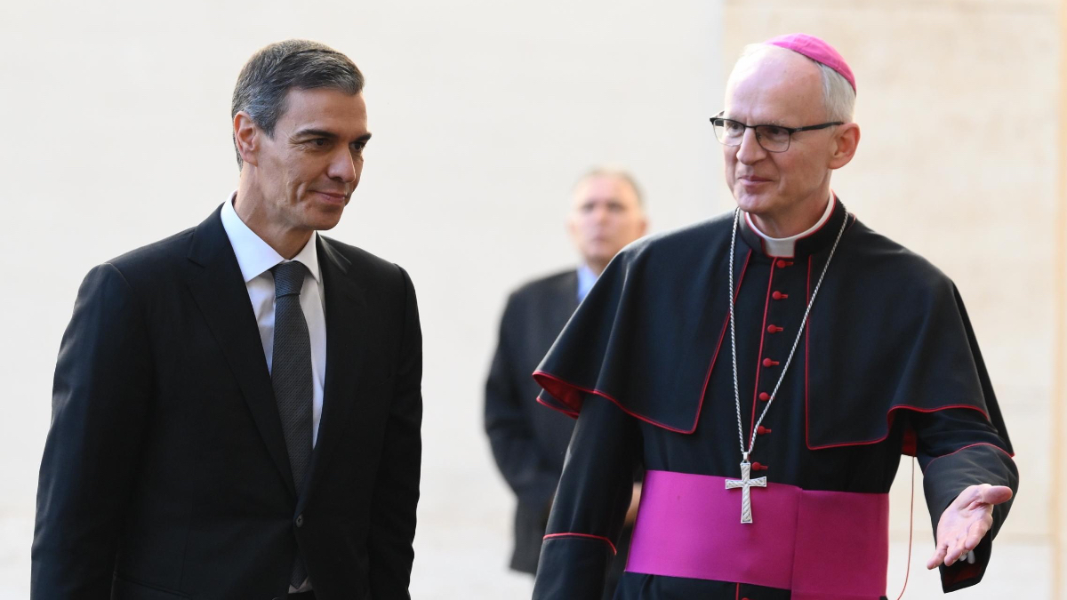 Sánchez aparece más demacrado que nunca en el Vaticano para dar explicaciones sobre el registro de Ferraz: con arrugas y rostro cansado