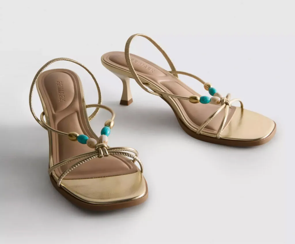 Sandalias doradas con tacón bajo de Primark. (PVP: 18€)