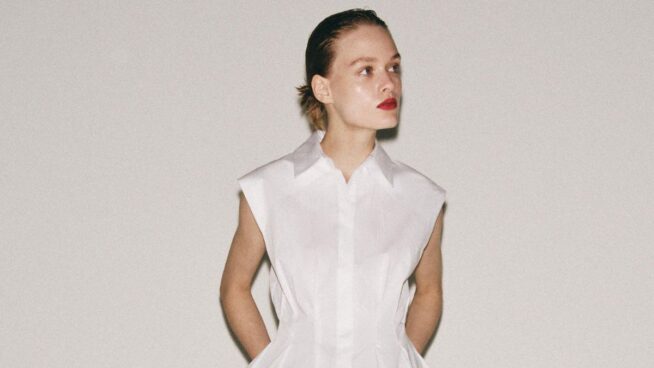Adiós a las bailarinas: Primark y Zara tienen las cinco sandalias de tira fina básicas de tendencia en primavera 2026 para llevar con vaqueros y camisa blanca
