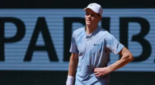 Sorpresa en Roland Garros: Sinner, eliminado en segunda ronda tras sufrir un golpe de calor