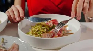 Marta León, nutricionista, sobre los sofocos en la menopausia: «No es solo hormonal; hay seis alimentos que amplifican los efectos»
