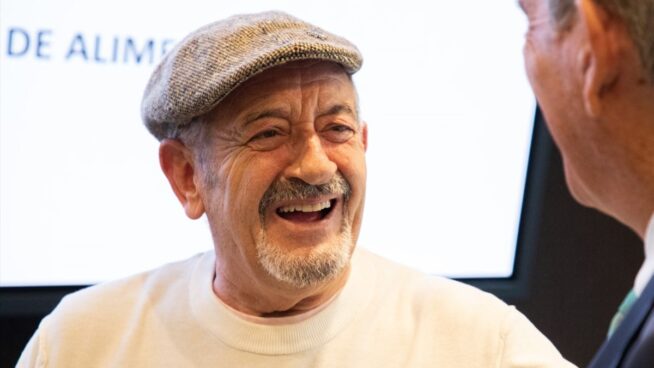 Karlos Arguiñano (77 años) habla claro: la caballa en lata está bien para cenar, pero mejora en esta sopa de fideos fácil y saludable