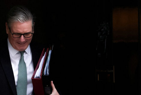 Se agrava la crisis en Reino Unido: dimiten tres miembros del Gobierno de Starmer